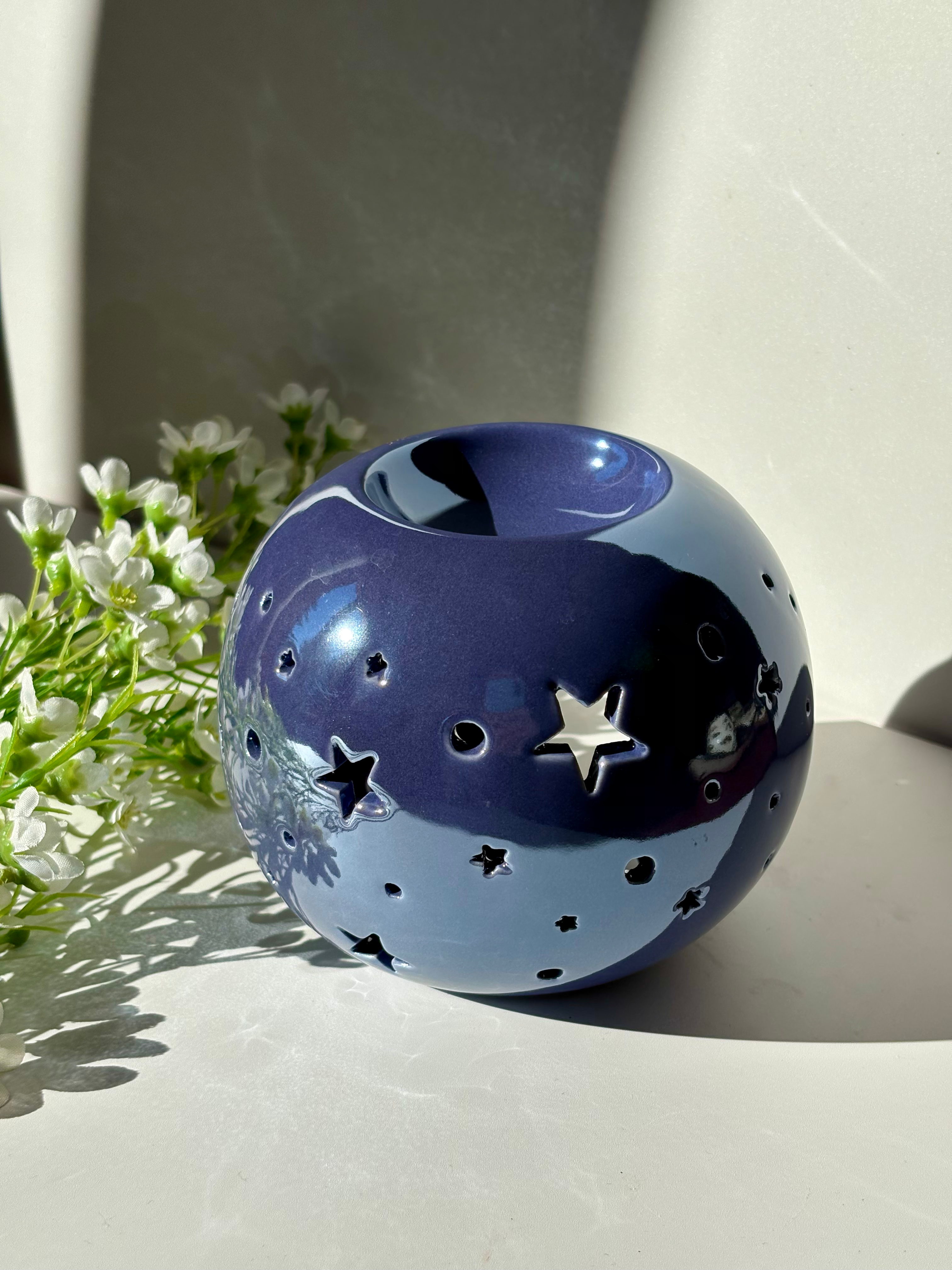 Quemador con forma de estrella iridiscente púrpura
