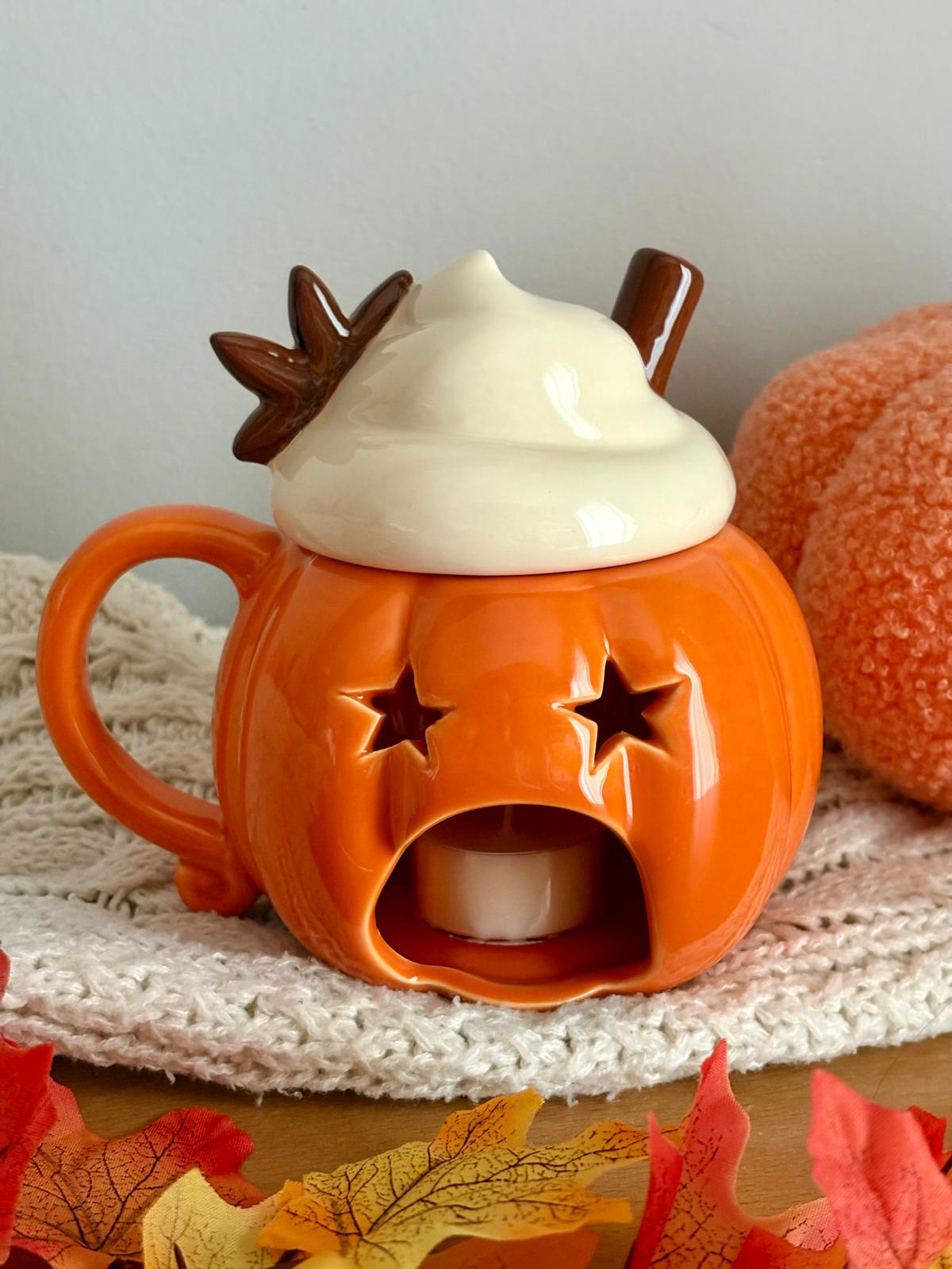 Quemador con forma de taza de bebida otoñal