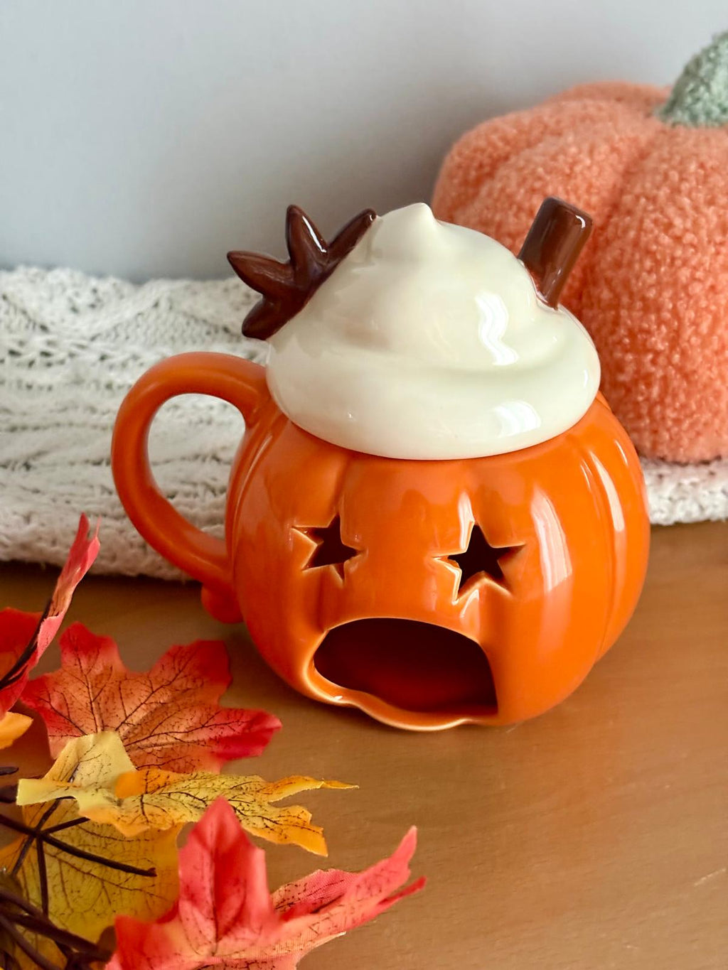 Quemador con forma de taza de bebida otoñal